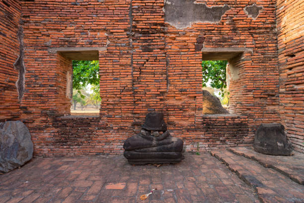 temple antique cassé de bouddha dans ayutthaya, thaïlande. le temple est sur le site de l'ancien palais royal de l'ancienne capitale d'ayutthaya - sanphet palace photos et images de collection