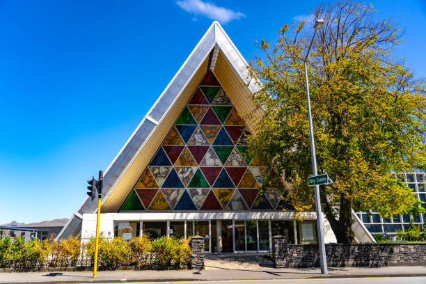 cardboard cathedral, une église anglicane également appelée la cathédrale de transition de christchurch - christchurch photos et images de collection