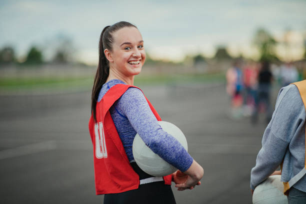 mulher nova aproximadamente para jogar netball - team sport sports team sport community - fotografias e filmes do acervo