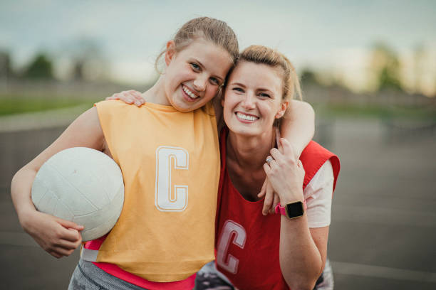 madre e hija listas para jugar a netball - team sport enjoyment horizontal looking at camera fotografías e imágenes de stock