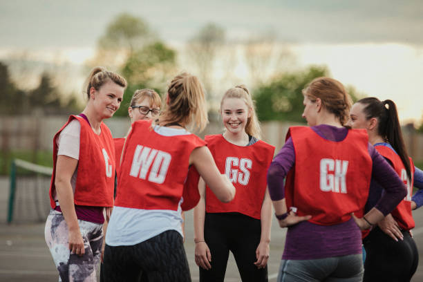 fijación por equipos de netball - help palabra en inglés fotografías e imágenes de stock