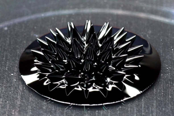 強磁性流体の美しい形態。鉄は液に溶け込む - ferrofluid ストックフォトと画像