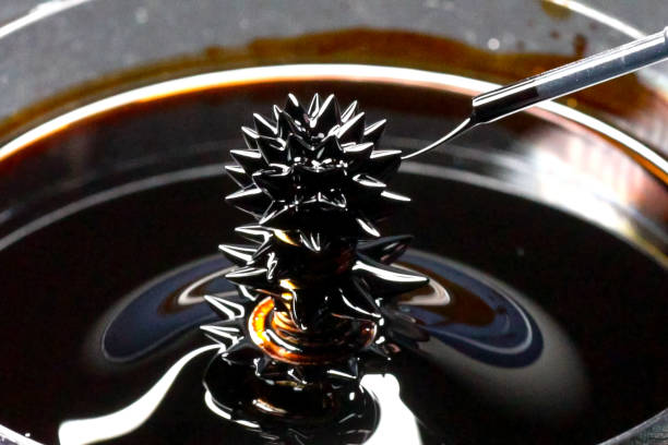 hermosas formas de fluido ferromagnético. hierro disuelto en un liqu - ferrofluid fotografías e imágenes de stock