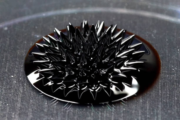 belle forme di fluido ferromagnetico. ferro sciolto in un liqu - ferrofluid foto e immagini stock