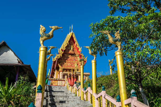 vista del templo wat pilok en el parque nacional thong pha phum, provincia de kanchanaburi, tailandia - kanchanaburi province fotos fotografías e imágenes de stock