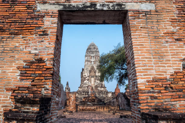 vista de wat ratchaburana que é o templo budista antigo no parque histórico de ayutthaya, província de ayutthaya, tailândia. - ratchaburana - fotografias e filmes do acervo