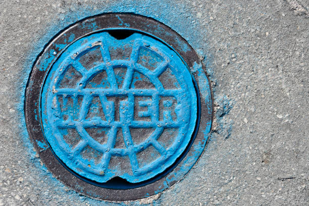 water valve cover in the middle of the street. - infraestrutura de água imagens e fotografias de stock