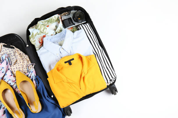 valigia hardshell in plastica piena di capi di abbigliamento casual. - hardshell foto e immagini stock