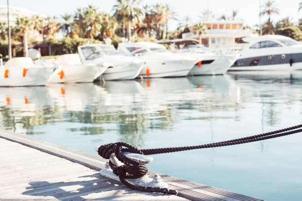 cuerda de yate de amarre atada alrededor de un taco - moored nautical equipment circle rope fotografías e imágenes de stock