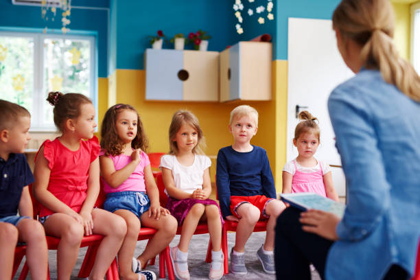 group of children and teacher  in the preschool - learning education chair circle imagens e fotografias de stock