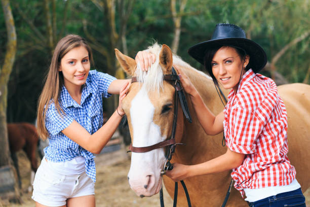 donne che si fanno selfie con un cavallo - shirt checked women wild west foto e immagini stock