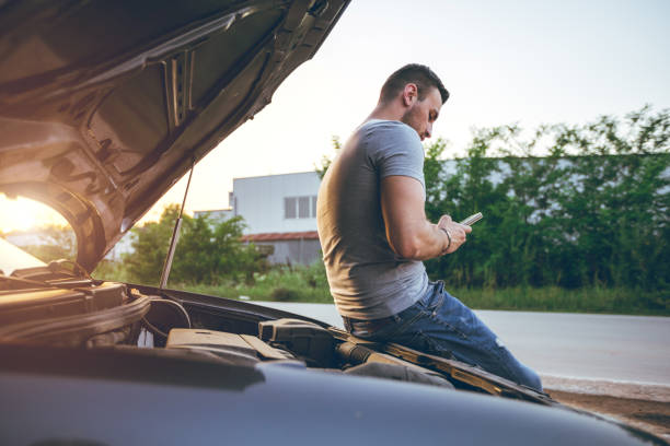 texting durch das kaputte auto - vehicle breakdown car stranded broken stock-fotos und bilder