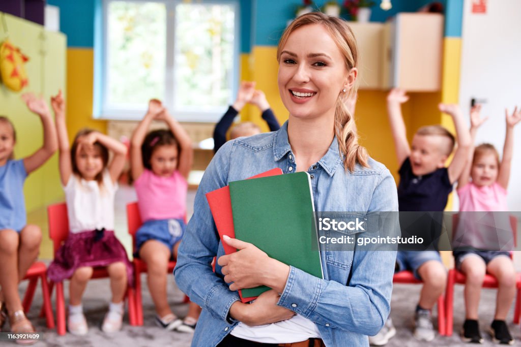 Lächelnde Lehrerin im Kindergarten - Lizenzfrei Lehrkraft Stock-Foto