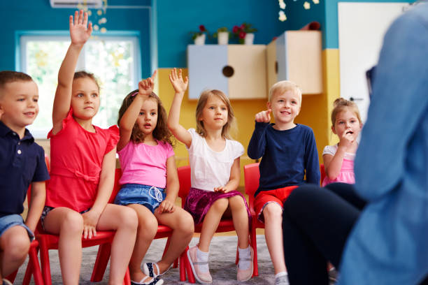 group of preschool children answering a question - learning education chair circle imagens e fotografias de stock