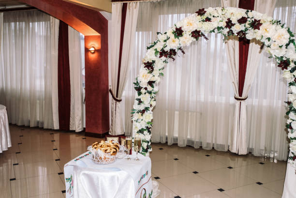 élégant luxe décoré arche pour la célébration d'un mariage de couple heureux, cathéring dans le restaurant - cathering photos et images de collection