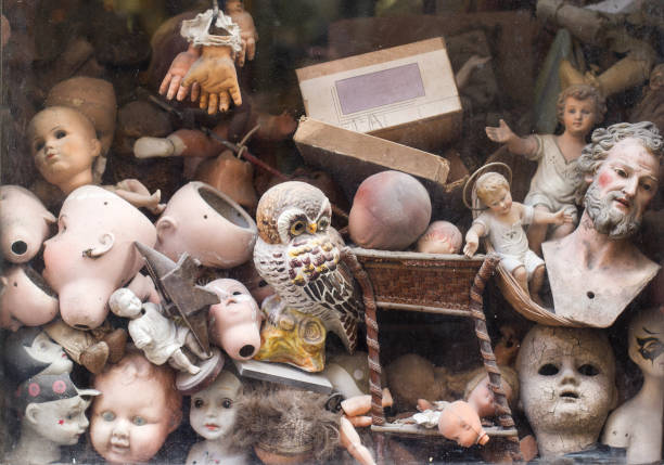 z bliska części elementów lalkowych za oknem sklepu - doll evil child baby zdjęcia i obrazy z banku zdjęć