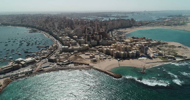 drone aérien tiré au-dessus de la mer d'alexandrie d'alexandrie d'egypte - alexandrie photos et images de collection