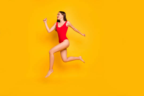 полное тело профиль фото смешные дамы прыжки высокой приморской спортивных соревнований чемпион скорость бег трусцой носить красный купа� - side view walking swimwear fashion model стоковые фото и изображения