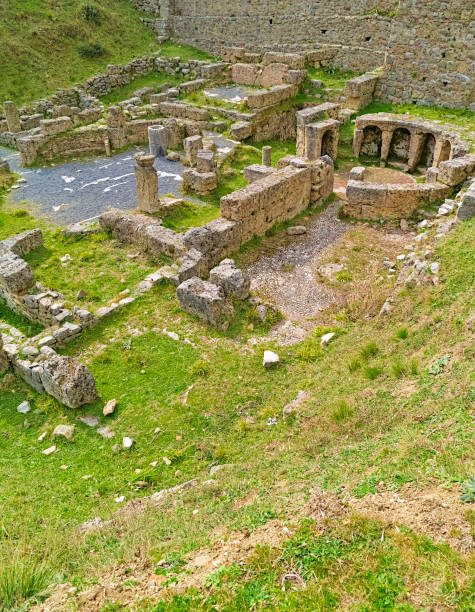 древнее место гортыс в пелопоннес греции возле реки лузиос. - gortina стоковые фото и изображения