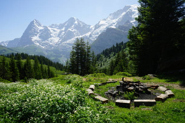 luogo del fuoco e montagne jungfrau a muerren, svizzera - muerren foto e immagini stock