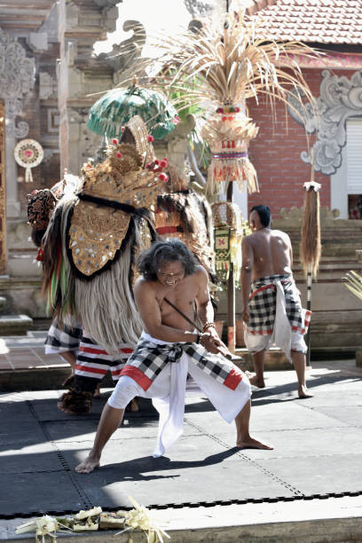 jugador balinese debus cortando el cuerpo por un machete - art theatrical performance bali indonesia fotografías e imágenes de stock