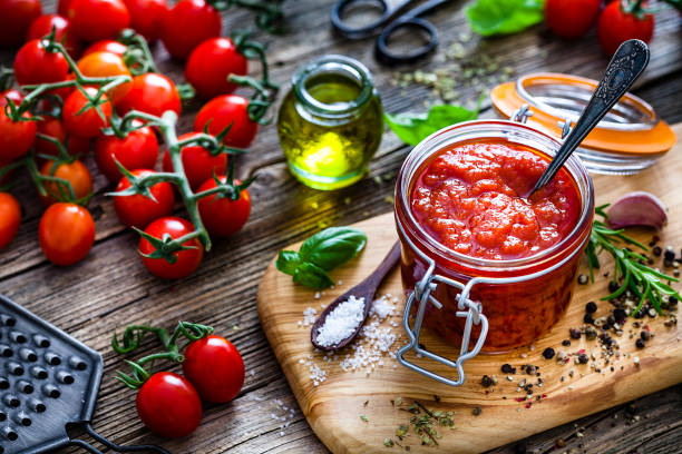 salsa de tomate casera en un tarro de cristal - salsas aderezo fotografías e imágenes de stock