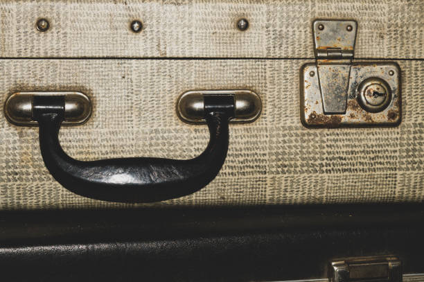 zabytkowe walizki. klasyczny bagaż. starego bagażu. retro tło - trunk luggage old fashioned retro revival zdjęcia i obrazy z banku zdjęć