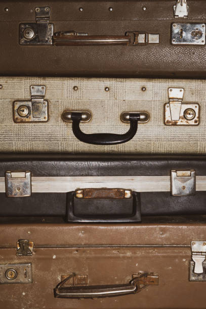 zabytkowe walizki. klasyczny bagaż. starego bagażu. retro tło - trunk luggage old fashioned retro revival zdjęcia i obrazy z banku zdjęć