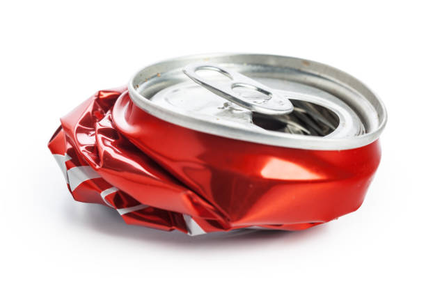 komprimierte dosen auf weißem hintergrund isoliert - crushed can soda drink can stock-fotos und bilder