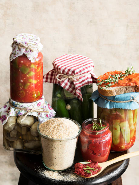 漬け野菜を詰め、野菜を保存するガラス瓶の品揃え、 - pickle relish ストックフォトと画像