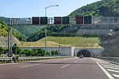 mehrspurige-autobahn-autotunnel-einfahrt.jpg?b=1&s=170x170&k=20&c=C_ViZk2JpW4V_l55W3f7CsFygES5Cl4Ilb5-JsJ4QDU=