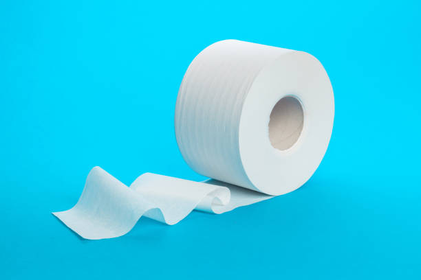 srotolamento della carta igienica - toilet paper foto e immagini stock