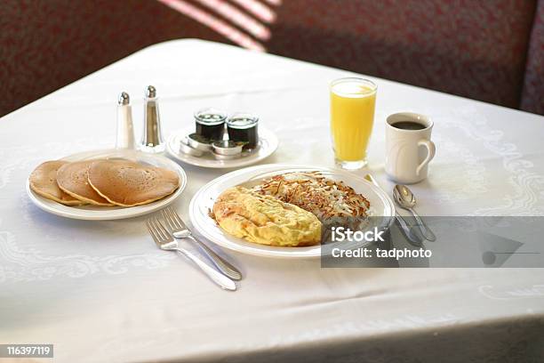 Omeleta Hash Browns E Panquecas - Fotografias de stock e mais imagens de Atividades de Fim de semana - Atividades de Fim de semana, Café - Bebida, Comida