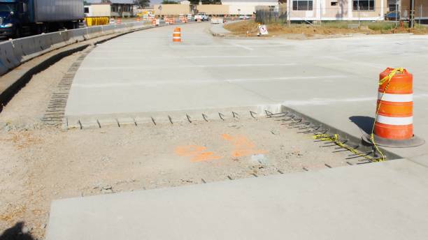 бетонную плиту выльются на новом перекрестке в перрис, калифорния - contracting construction built structure concrete стоковые фото и изображения