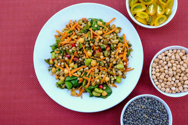 вегетарианский летний салат с кускусом и фасолью эдамаме - green lentil стоковые фото и изоб�ражения