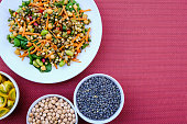 vegetarischer-sommersalat-mit-couscous-u