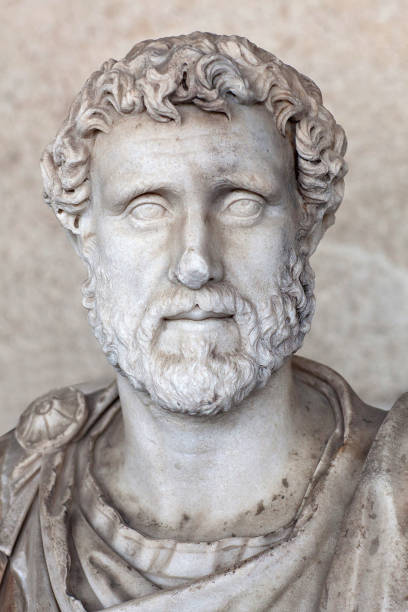 그리스 아테네아고라의 안토니누스 피우스 황제 동상 - roman agora 뉴스 사진 이미지
