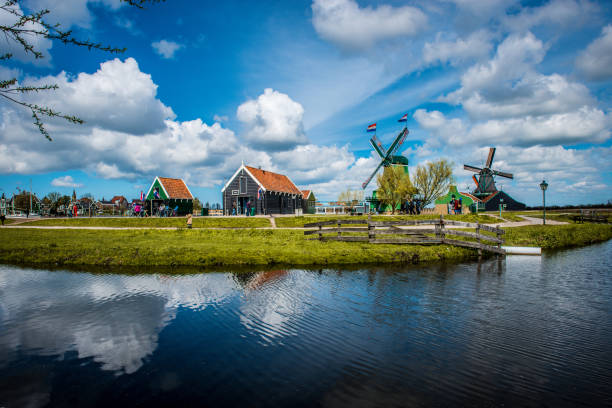 zaanse schans windmills and river - zaanse schans bridge house water imagens e fotografias de stock