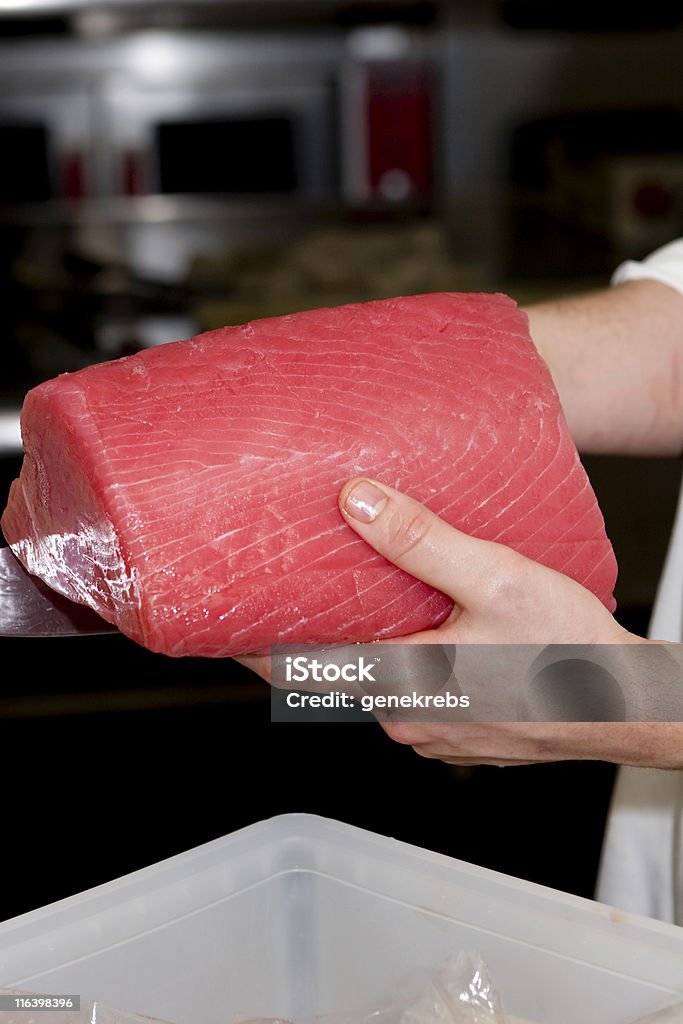 Chef segurando um pedaço de atum Ahi - Royalty-free Adulto Foto de stock