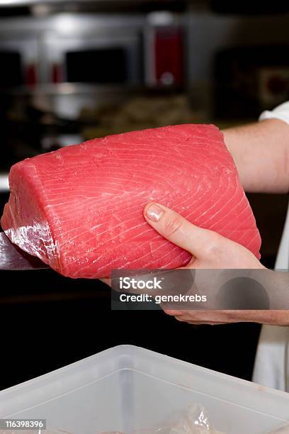 Chef Segurando Um Pedaço De Atum Ahi - Fotografias de stock e mais imagens de Adulto - Adulto, Atum - Peixe, Chefe de Cozinha