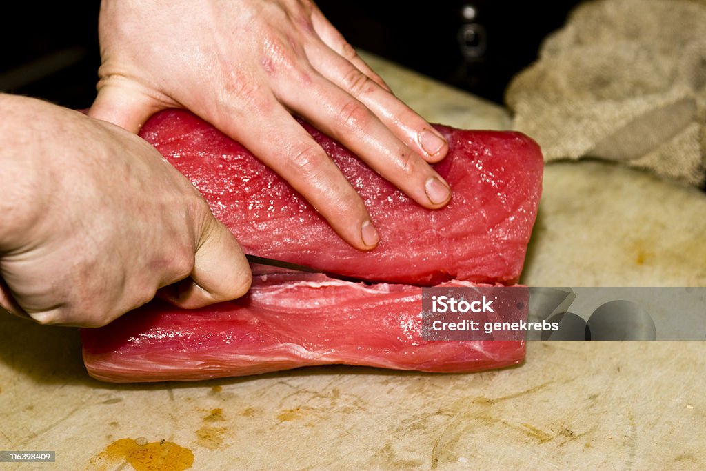 Kucharz korygowanie kawałek tuńczyka Ahi - Zbiór zdjęć royalty-free (Biznes)