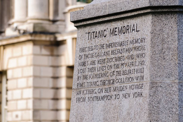 el memorial del titanic (1920, sir thomas brock ra) en el recién inaugurado titanic memorial garden en el ayuntamiento de belfast. - buque conocido fotografías e imágenes de stock