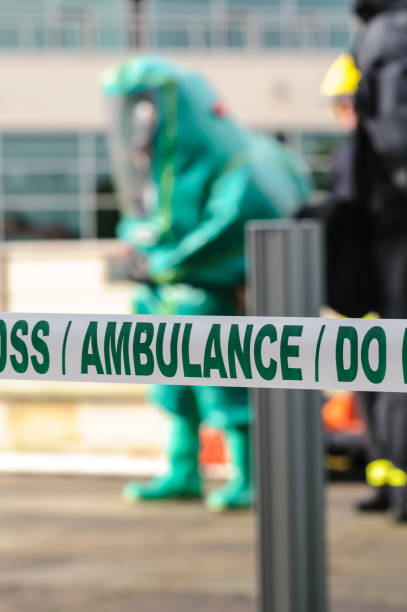 northern ireland ambulance service startet sein hazardous area response team. belfast 26/10/2011 - radiation protection suit toxic waste protective suit cleaning stock-fotos und bilder