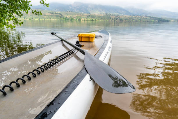 paddleboard mit sicherheitsleine - fort collins reservoir lake water stock-fotos und bilder