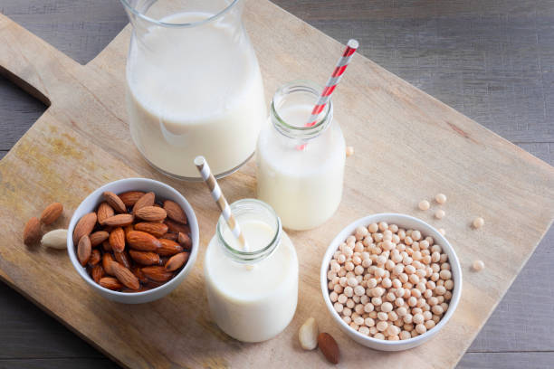 vista superior de las bebidas veganas, la leche de almendras y la leche de soja - soymilk fotografías e imágenes de stock