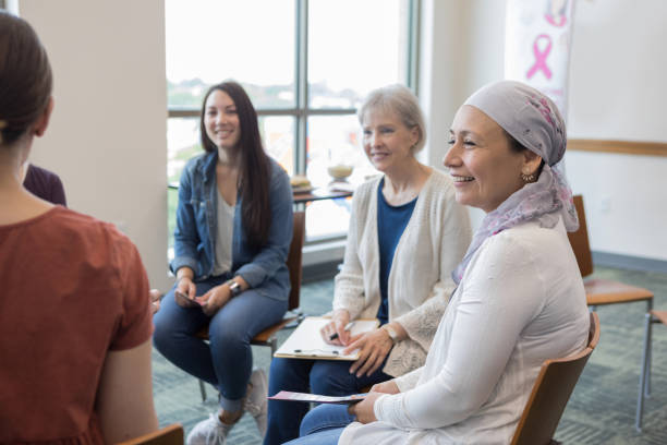 le donne guardano e ascoltano una donna irriconoscibile durante la terapia - cancer women womens issues friendship foto e immagini stock