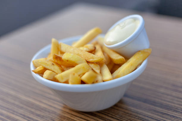 Gebakken aardappel friet met mayonaise witte rond bord