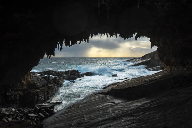 제독 아치, 케이프 쿠딕, 캥거루 아일랜드, 남호주를 통해 보기 - kangaroo island australia south australia weathered 뉴스 사진 이미지