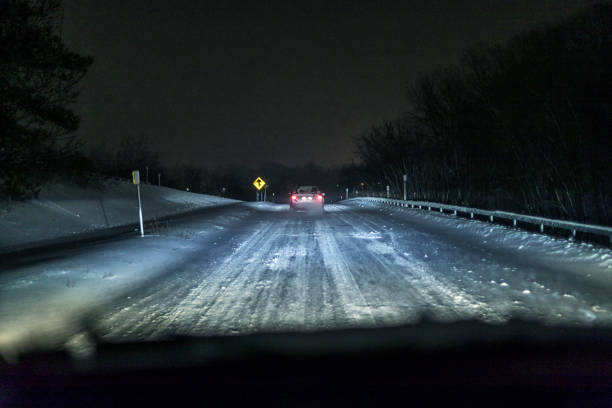 po car up hill w blizzard winter snow storm - car winter road reflector snow zdjęcia i obrazy z banku zdjęć