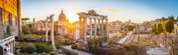 forum romain au lever du soleil, rome, italie. - imperial italy rome roman forum photos et images de collection
